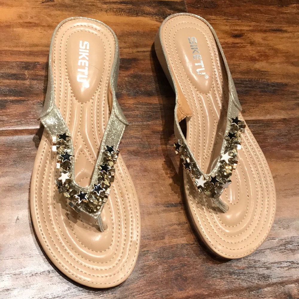 Nwt gold star flip flops